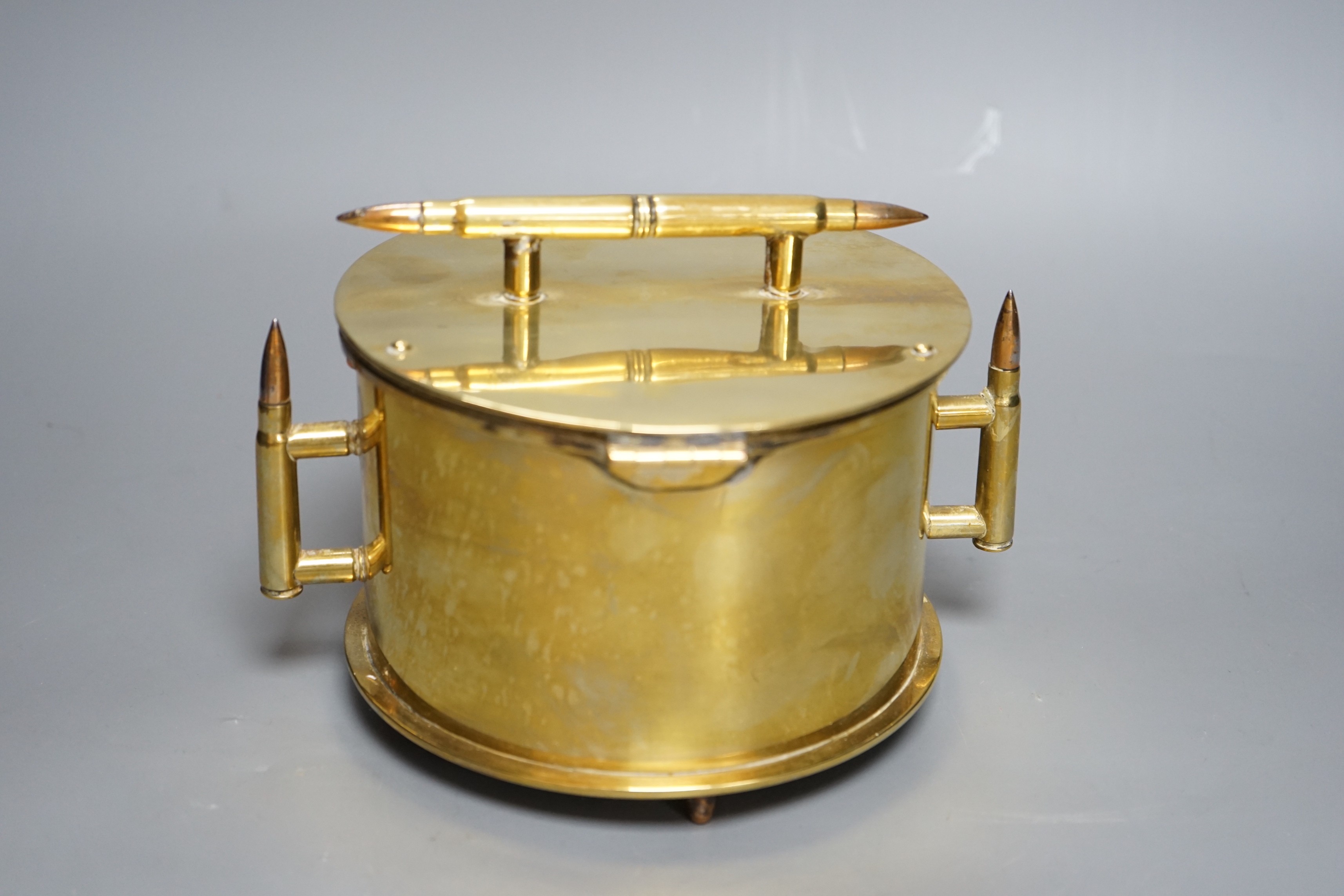 A WWI trench art biscuit barrel with applied Worcestershire regimental badge, the base dated 1918. 22cm handle to handle